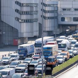 Pkw und Lkw stehen in Berlin im Stau.