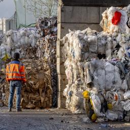 Plastikmüll steht in einem Recyclingzentrum in Frankfurt